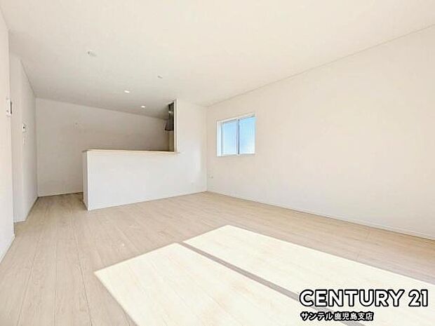 (同仕様モデル)カウンターキッチンからリビングにいるご家族やお子様の様子が見えるので、コミュニケーションがとりながら、ご家族の大切な時間を共有できるリビングスペースです♪