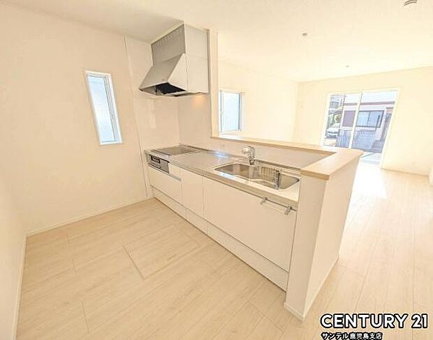 (同仕様モデル写真)シンプルで使いやすい設計のキッチン♪そしてカウンターキッチンなので、リビングいるご家族と会話を楽しみながらお料理ができます♪オプションで食洗器を付けることができます♪