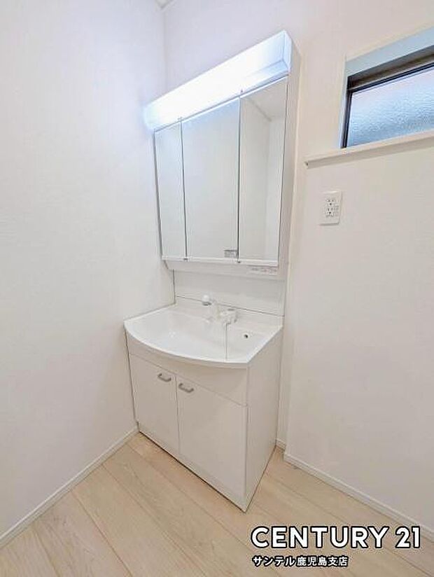 (同仕様モデル)洗面台!シャワーヘッド、三面鏡も付いたおしゃれな洗面台です♪