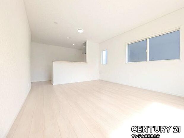 (同仕様モデル)カウンターキッチンからリビングにいるご家族やお子様の様子が見えるので、コミュニケーションがとりながら、ご家族の大切な時間を共有できるリビングスペースです♪