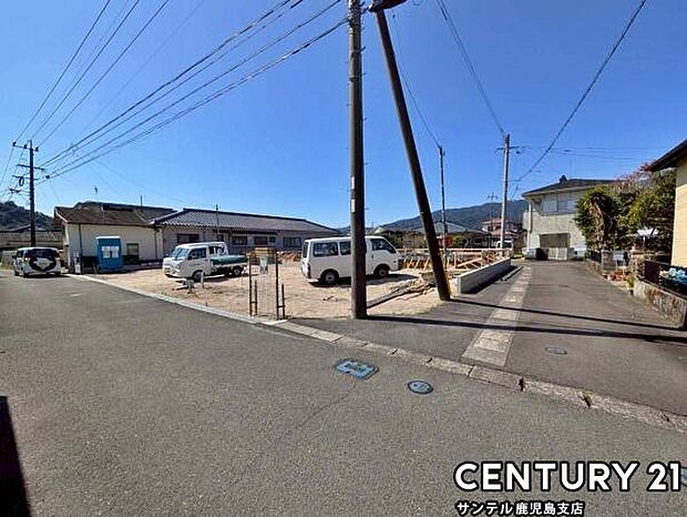 前面道路から撮影した現地写真です♪