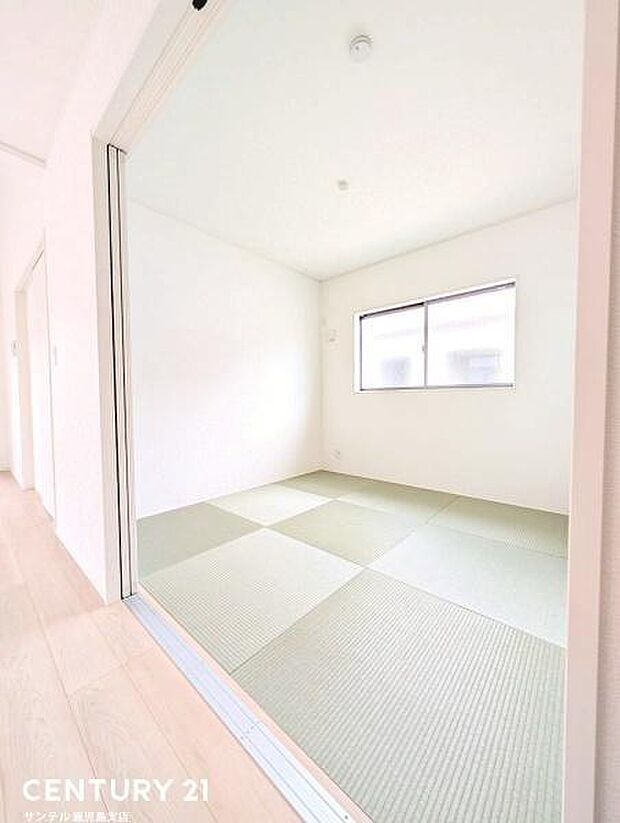 (同仕様モデル写真)和室です♪リビング横に和室があることで和と洋の雰囲気を味わえ素敵な空間を演出でき、お子様の遊び部屋や客間としても利用できます♪