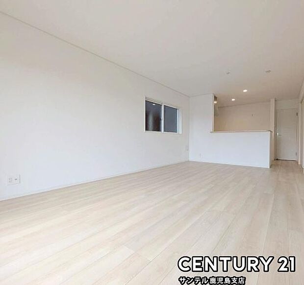 (同仕様モデル)カウンターキッチンからリビングにいるご家族やお子様の様子が見えるので、コミュニケーションがとりながら、ご家族の大切な時間を共有できるリビングスペースです♪