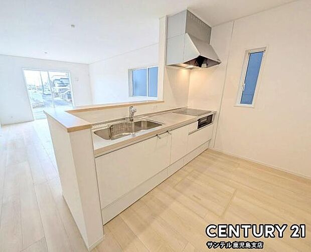 (同仕様モデル写真)シンプルで使いやすい設計のキッチン♪そしてカウンターキッチンなので、リビングいるご家族と会話を楽しみながらお料理ができます♪オプションで食洗器を付けることができます♪