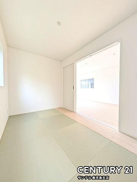 5帖の和室です♪リビング横に和室があることで和と洋の雰囲気を味わえ素敵な空間を演出でき、お子様の遊び部屋や客間としても利用できます♪