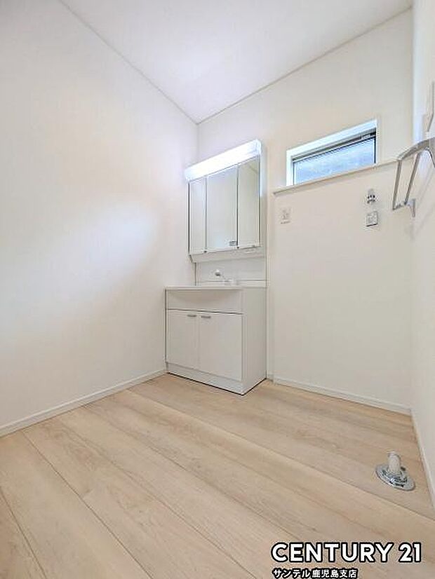 (同仕様モデル)窓の付いた清潔感のあるシンプルな洗面脱衣所♪洗面台は、三面鏡の裏も収納スペースが付いており、シャワーヘッド付き!