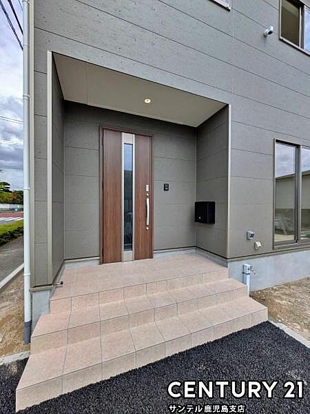 セキュリティ面でも安心なダブルロックドアの玄関です♪屋根があるので、ちょっとした雨の日でも焦ることなく鍵や傘の開け閉めができます♪