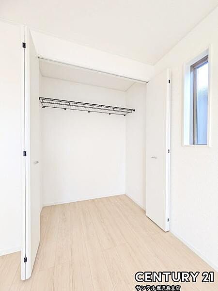 6.7帖洋室の収納スペースです♪丈の長いコートやお子様の制服、スーツなど収納でき、お洋服選びが楽しくなりますね♪