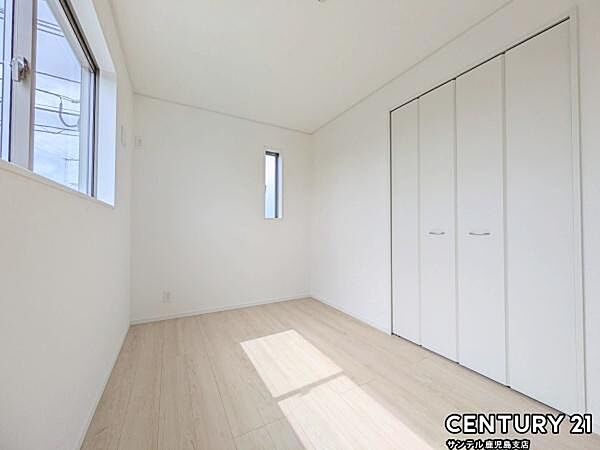 5.5帖の洋室です♪しっかり日が差し込みますので気持ちの良い目覚めができる素敵な洋室になります♪クローゼットも付いております♪