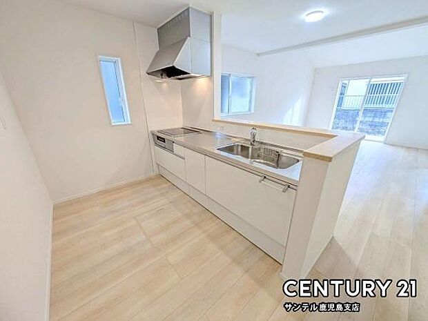 (同仕様モデル写真)シンプルで使いやすい設計のキッチン♪そしてカウンターキッチンなので、リビングいるご家族と会話を楽しみながらお料理ができます♪オプションで食洗器を付けることができます♪