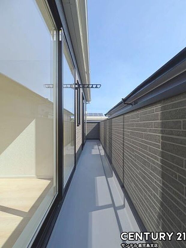 (同仕様写真)ぽかぽかした天気の良い日はバルコニーで洗濯物を外で干すことが出来ます♪