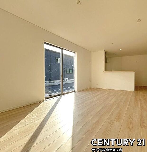 (同仕様モデル)カウンターキッチンからリビングにいるご家族やお子様の様子が見えるので、コミュニケーションがとりながら、ご家族の大切な時間を共有できるリビングスペースです♪