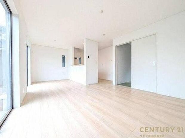 (同仕様モデル)カウンターキッチンからリビングにいるご家族やお子様の様子が見えるので、コミュニケーションがとりながら、ご家族の大切な時間を共有できるリビングスペースです♪