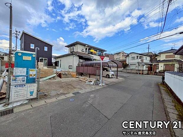 前面道路から撮影した現地写真です♪