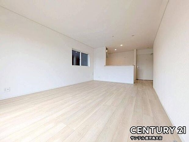 (同仕様モデル)カウンターキッチンからリビングにいるご家族やお子様の様子が見えるので、コミュニケーションがとりながら、ご家族の大切な時間を共有できるリビングスペースです♪