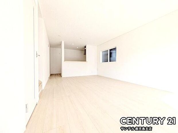 (同仕様モデル)カウンターキッチンからリビングにいるご家族やお子様の様子が見えるので、コミュニケーションがとりながら、ご家族の大切な時間を共有できるリビングスペースです♪