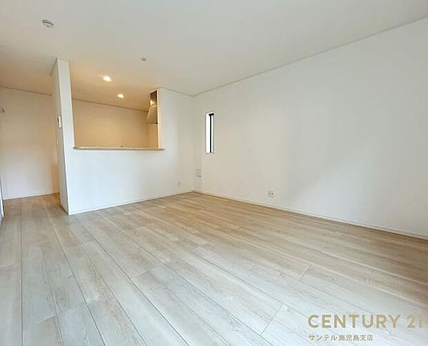 (同仕様モデル)カウンターキッチンからリビングにいるご家族やお子様の様子が見えるので、コミュニケーションがとりながら、ご家族の大切な時間を共有できるリビングスペースです♪