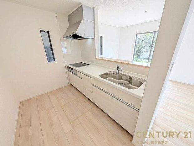 (同仕様モデル写真)シンプルで使いやすい設計のキッチン♪そしてカウンターキッチンなので、リビングいるご家族と会話を楽しみながらお料理ができます♪オプションで食洗器を付けることができます♪