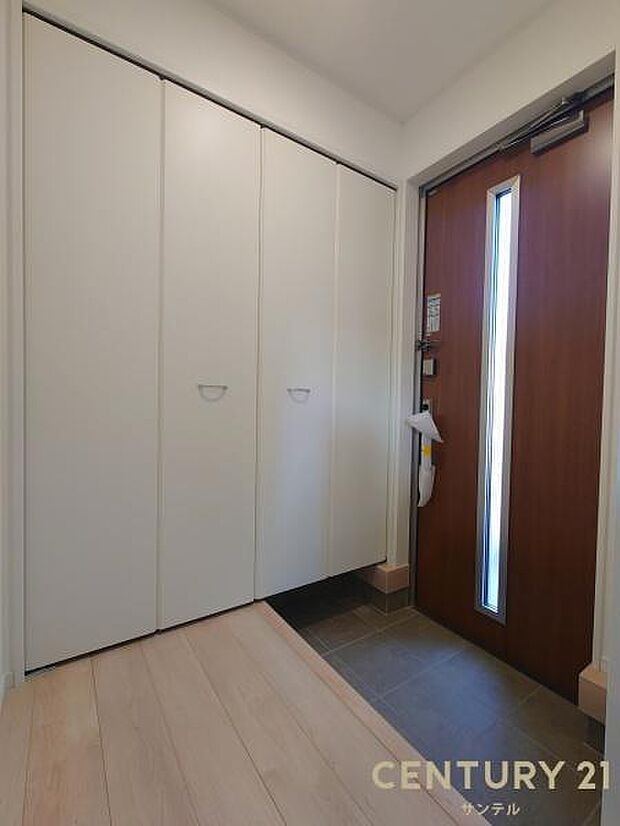 (同仕様モデル)ご新居への出入り口になる明るい玄関には、たくさんの靴を収納できるシューズボックスが付いております♪いつも清潔感のあるすっきりとした玄関スペースを確保できますよ♪