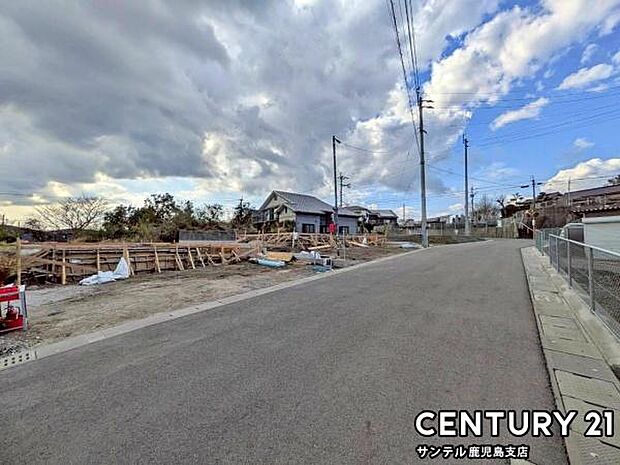 前面道路から撮影した現地写真です♪