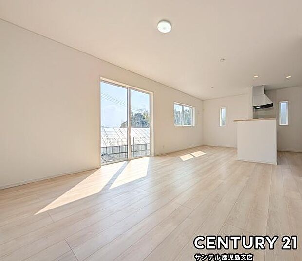 (同仕様モデル)カウンターキッチンからリビングにいるご家族やお子様の様子が見えるので、コミュニケーションがとりながら、ご家族の大切な時間を共有できるリビングスペースです♪