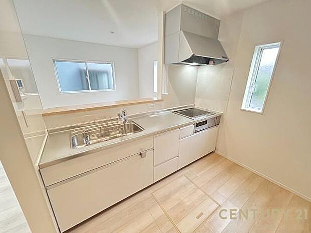 (同仕様モデル写真)シンプルで使いやすい設計のキッチン♪そしてカウンターキッチンなので、リビングいるご家族と会話を楽しみながらお料理ができます♪オプションで食洗器を付けることができます♪