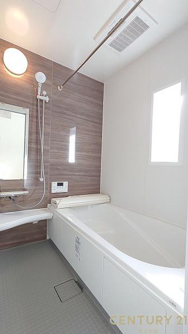 (同仕様モデル写真)1日の疲れもゆっくり取ることのできる広々とした1坪タイプのシステムバス♪浴室乾燥、涼風、暖房、換気システムが付いておりますので、快適なバスタイムを過ごせます♪