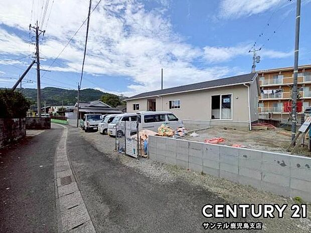 前面道路を含めた現地写真です♪