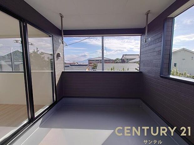 (同仕様写真)ぽかぽかした天気の良い日はバルコニーで洗濯物を外で干すことが出来ます♪