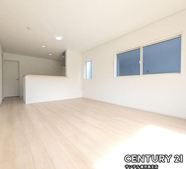 （同仕様モデル）カウンターキッチンからリビングにいるご家族やお子様の様子が見えるので、コミュニケーションがとりながら、ご家族の大切な時間を共有できるリビングスペースです♪