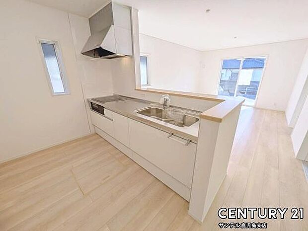 (同仕様モデル写真)シンプルで使いやすい設計のキッチン♪そしてカウンターキッチンなので、リビングいるご家族と会話を楽しみながらお料理ができます♪オプションで食洗器を付けることができます♪