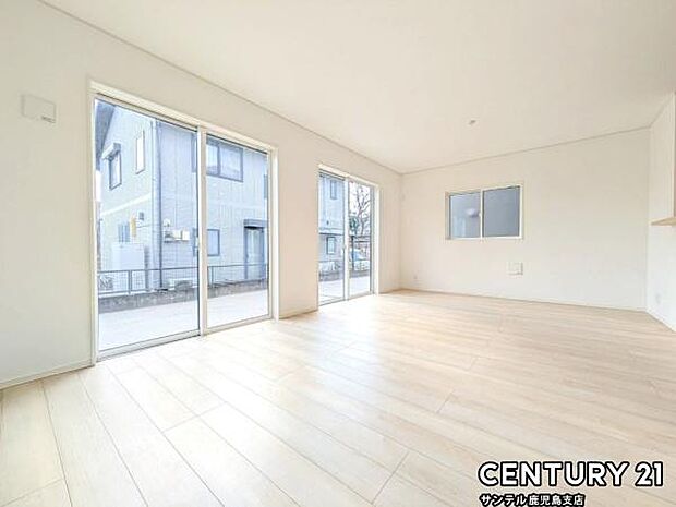 (同仕様モデル)カウンターキッチンからリビングにいるご家族やお子様の様子が見えるので、コミュニケーションがとりながら、ご家族の大切な時間を共有できるリビングスペースです♪