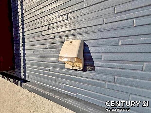 (同仕様写真)外で作業する際などにあると便利な外部電源です♪