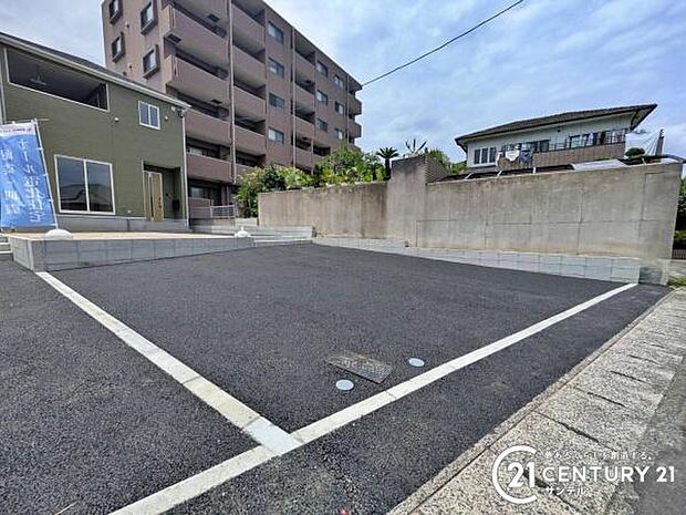 お車は3台駐車可能です。※車種によります。