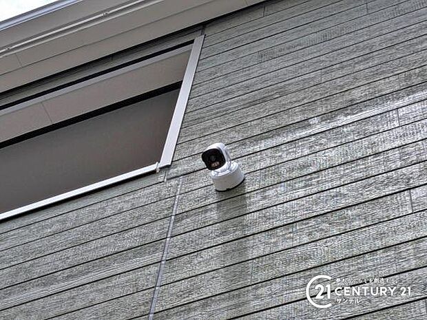 スマホアプリでいつでもどこでも確認できる防犯カメラ♪夜間は赤外線LEDで撮影、マイク付きで通話や録画でき、セキュリティー面も安心です♪