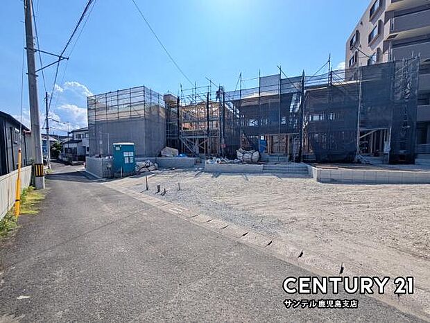 前面道路から撮影した現地写真です♪