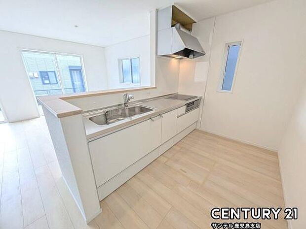 (同仕様モデル写真)シンプルで使いやすい設計のキッチン♪そしてカウンターキッチンなので、リビングいるご家族と会話を楽しみながらお料理ができます♪オプションで食洗器を付けることができます♪