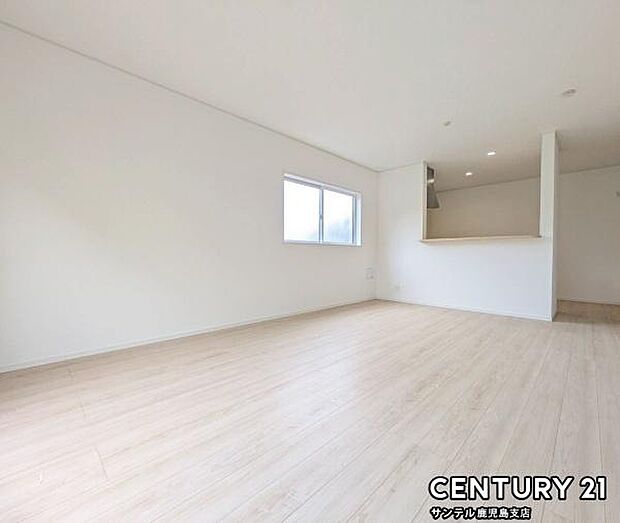 (同仕様モデル)カウンターキッチンからリビングにいるご家族やお子様の様子が見えるので、コミュニケーションがとりながら、ご家族の大切な時間を共有できるリビングスペースです♪