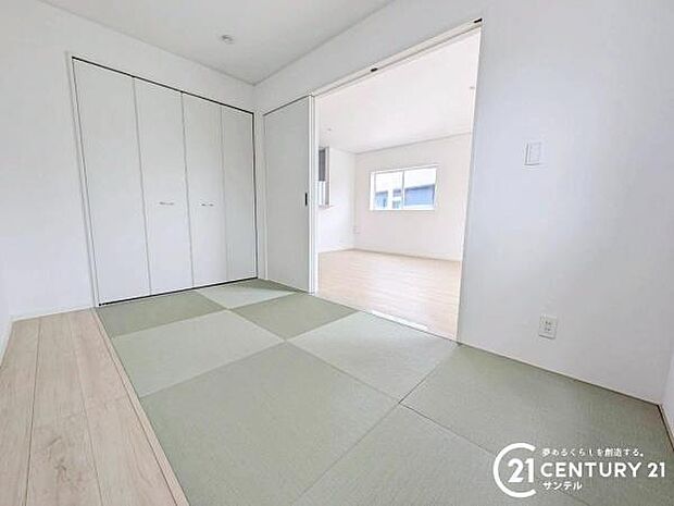 5帖の和室です♪リビング横に和室があることで和と洋の雰囲気を味わえ素敵な空間を演出でき、お子様の遊び部屋や客間としても利用できます♪