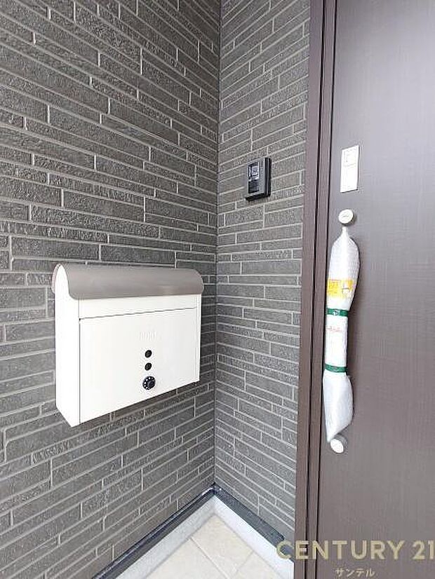 (同仕様モデル写真)ダイヤルロック付きのポストで安心♪雨でも濡れにくい仕様になっておりますよ♪