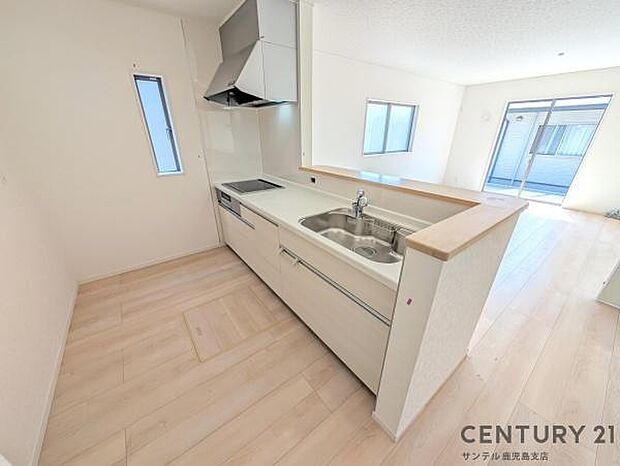 (同仕様モデル写真)シンプルで使いやすい設計のキッチン♪そしてカウンターキッチンなので、リビングいるご家族と会話を楽しみながらお料理ができます♪オプションで食洗器を付けることができます♪