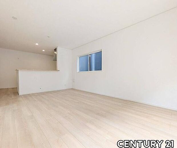 (同仕様モデル)カウンターキッチンからリビングにいるご家族やお子様の様子が見えるので、コミュニケーションがとりながら、ご家族の大切な時間を共有できるリビングスペースです♪