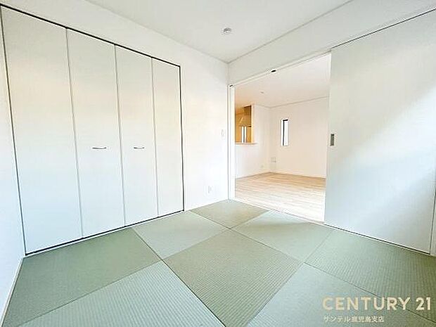 (同仕様モデル写真)和室です♪リビング横に和室があることで和と洋の雰囲気を味わえ素敵な空間を演出でき、お子様の遊び部屋や客間としても利用できます♪