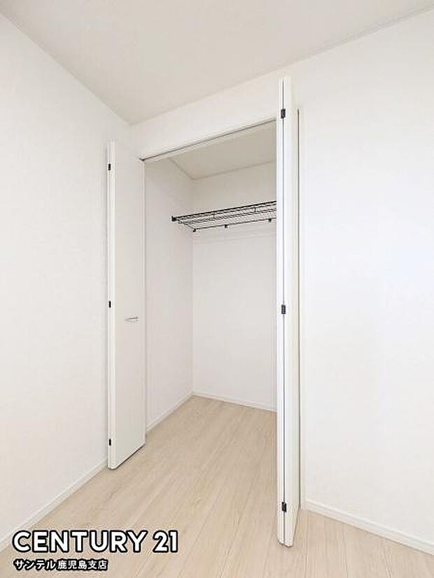 5.2帖洋室のクローゼットです♪丈の長いコートやお子様の制服、スーツなど収納でき、お洋服選びが楽しくなりますね♪