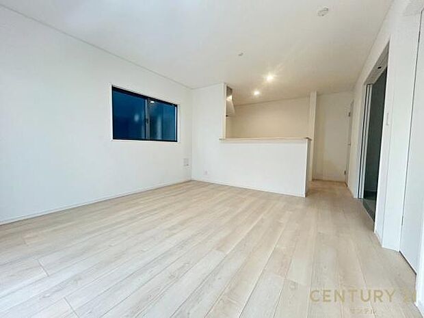 （同仕様モデル）カウンターキッチンからリビングにいるご家族やお子様の様子が見えるので、コミュニケーションがとりながら、ご家族の大切な時間を共有できるリビングスペースです♪