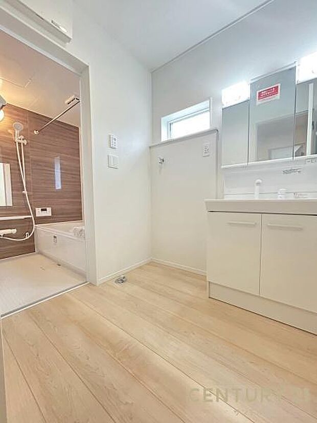 （同仕様モデル）窓の付いた清潔感のあるシンプルな洗面脱衣所♪洗面台は、三面鏡の裏も収納スペースが付いており、シャワーヘッド付き！