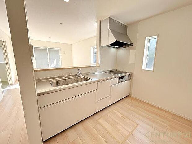 (同仕様モデル写真)シンプルで使いやすい設計のキッチン♪そしてカウンターキッチンなので、リビングいるご家族と会話を楽しみながらお料理ができます♪オプションで食洗器を付けることができます♪