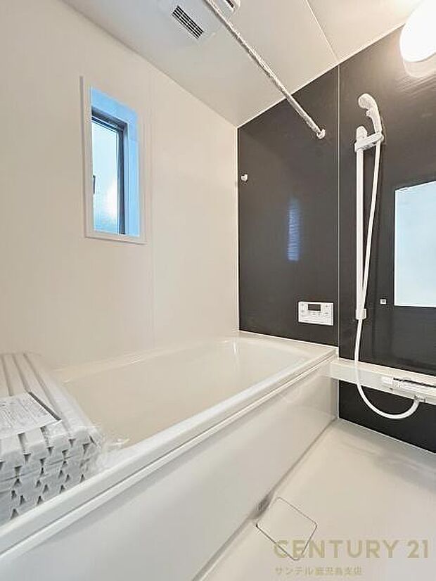 (同仕様モデル写真)1日の疲れもゆっくり取ることのできる広々とした1坪タイプのシステムバス♪浴室乾燥、涼風、暖房、換気システムが付いておりますので、快適なバスタイムを過ごせます♪