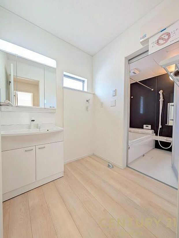 (同仕様モデル)窓の付いた清潔感のあるシンプルな洗面脱衣所♪洗面台は、三面鏡の裏も収納スペースが付いており、シャワーヘッド付き!