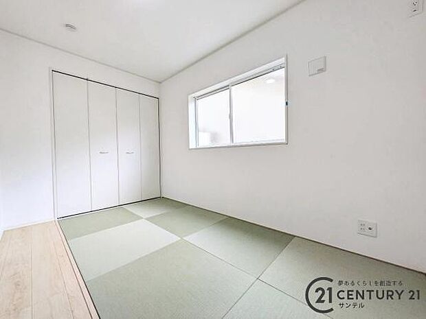 5帖の和室です。リビング横に和室があることで和と洋の雰囲気を味わえ素敵な空間を演出でき、お子様の遊び部屋や客間としても利用できます♪